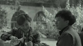 昔日戀人見面眼神里滿是對彼此復(fù)雜的情愫