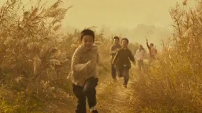 在奔跑中找到了小時候，但現(xiàn)實(shí)是我們已經(jīng)都長大了