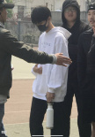 王俊凯现身北电参加体测 手拎水壶模样乖巧接地气