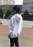 王俊凱現(xiàn)身北電參加體測(cè) 手拎水壺模樣乖巧接地氣