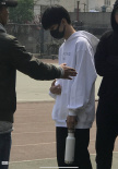 王俊凱現(xiàn)身北電參加體測(cè) 手拎水壺模樣乖巧接地氣
