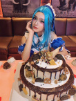 林允女仆装引热议 生日趴与周洁琼大玩cosplay