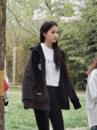 關(guān)曉彤現(xiàn)身北電拍攝宣傳片 黑直長發(fā)型少女感十足