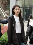 關(guān)曉彤現(xiàn)身北電拍攝宣傳片 黑直長發(fā)型少女感十足