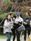 关晓彤现身北电拍摄宣传片 黑直长发型少女感十足