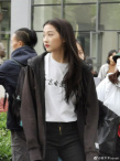 關(guān)曉彤現(xiàn)身北電拍攝宣傳片 黑直長發(fā)型少女感十足