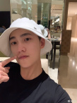 楊洋曬素顏?zhàn)耘纳匣鹈岸?皺鼻賣萌糾結(jié)是否要吃飯