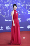 闫妮担任天坛奖开奖嘉宾 红色曳地长裙秀傲人身材