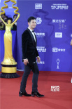 黄晓明出席北影节闭幕式 担任表演嘉宾一展歌喉
