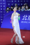 佟麗婭北京電影節(jié)大秀傲人上圍 抹胸裙露白皙長腿