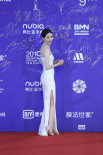 佟丽娅北京电影节大秀傲人上围 抹胸裙露白皙长腿