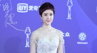 《忠愛無言2》劇組亮相北影節(jié)紅毯 金巧巧抹胸長(zhǎng)裙搶眼