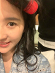劉亦菲曬頭戴發(fā)卷搞怪自拍 與友人合影美麗又可愛