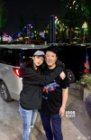 关晓彤搂爸爸关少曾合影感情好 搞怪张嘴姿势豪迈