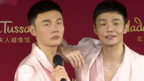 李榮浩現(xiàn)身杜莎夫人蠟像館 為“年少有為”演唱會賣力宣傳