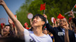 刘昊然易烊千玺现身中戏 千人唱响《我爱你中国》