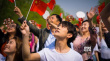 劉昊然易烊千璽現(xiàn)身中戲 千人唱響《我愛你中國》