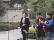 李亞鵬女友街頭唱歌曝近照 網(wǎng)友：還是王菲那一款