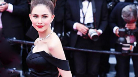 实力宠妻！ 昆凌走上戛纳红毯 周杰伦化身“墨镜男”隐身人群