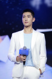 杨洋上海出席活动 白色西装演绎清爽夏日LOOK