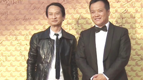 《疯狂》系列导演宁浩陈英雄登台，一袭黑衣风度翩翩太有范儿