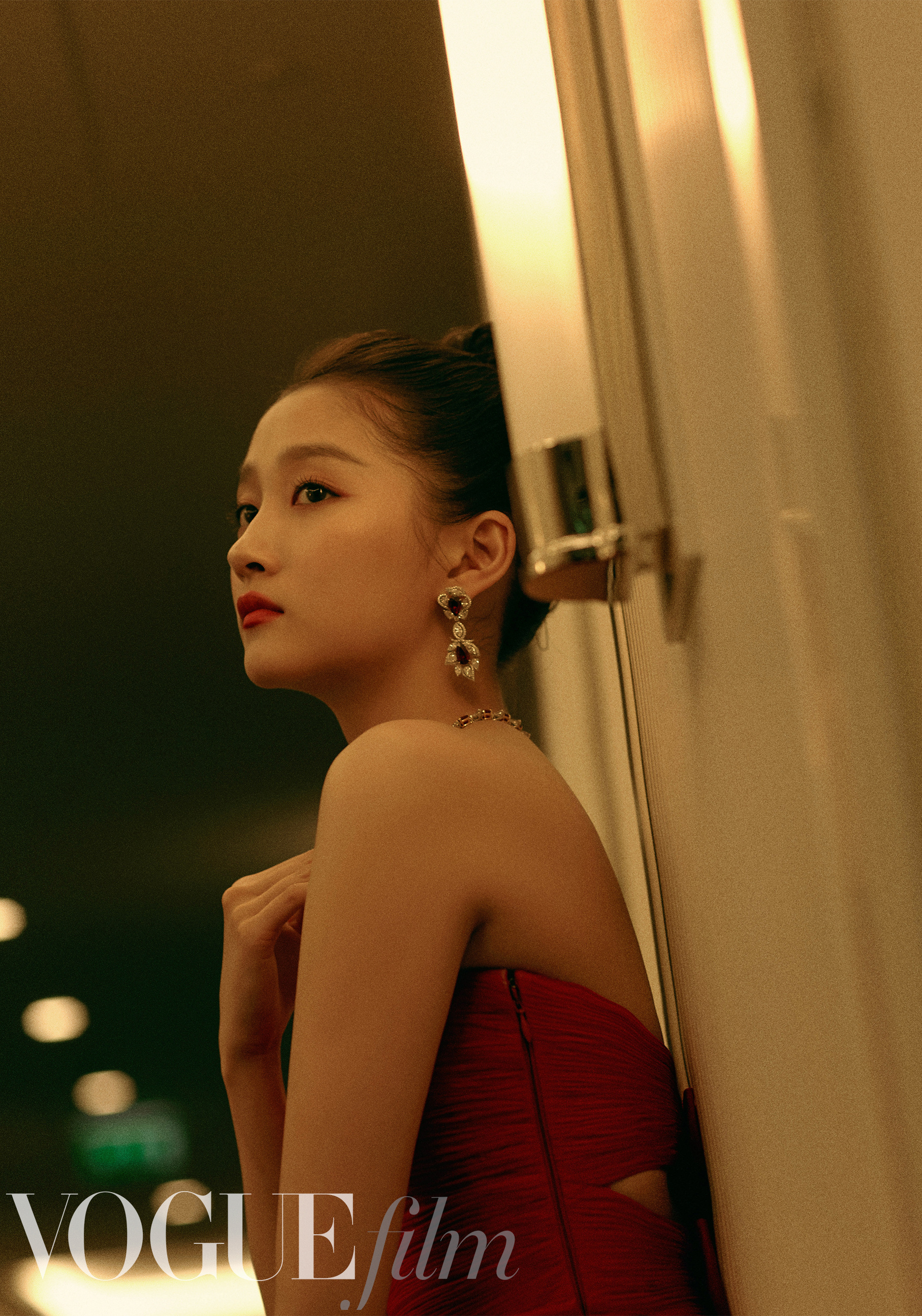 关晓彤戛纳红裙造型尽显曼妙身姿 网友:背影绝了