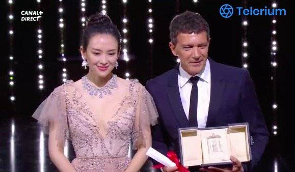 戛纳电影节章子怡颁最佳男主角 裸粉深V裙仙气足