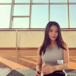 “大嫂”徐冬冬晒健身房美照 傲人上围自称：欠练