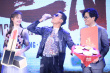梁家辉《追龙II》首映大啖榴莲 谈退休表示不退役