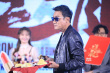梁家辉《追龙II》首映大啖榴莲 谈退休表示不退役