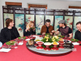 《X战警：黑凤凰》主创吃粽子 独家告白中国粉丝