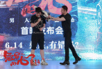 6月11日晚，电影《冠军的心》在北京首映，导演刘奋斗携男女主角杨坤、夏梓桐出席。开场，杨坤以一种相当硬核的方式，驾驶着一辆重型机车冲上舞台，也契合了影片“地下拳坛”荷尔蒙爆表的气质。