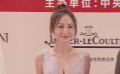 第22屆上海電影節(jié)開幕式 姚笛白色深V長裙性感亮相紅毯