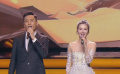 第22届上影节开幕式 刘烨、伊丽媛共同献唱歌曲《花开在眼前》