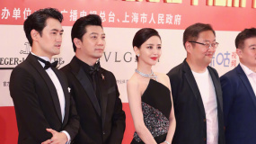 《鼠胆英雄》剧组亮相红毯 佟丽娅黑色露肩长裙美如画