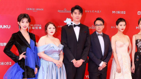 《跳舞吧！大象》剧组出席红毯 主创集体比心示爱粉丝