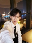 易烊千玺时隔四个月晒自拍照 面无表情依旧高冷