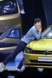“車?！鄙蝌v躺車身姿妖嬈 “車咚”韓寒眼神絕了