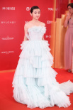 张子枫亮相上影节闭幕红毯 纯白抹胸纱裙仙气十足