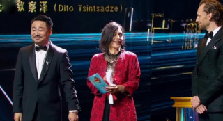 “抖森”王景春愉快頒獎(jiǎng) 《呼吸之間》莎樂美摘取金爵最佳女演員
