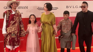 第22届上海国际电影节闭幕红毯 茅盾文学奖获得者阿莱亮相