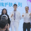 吳磊一身白色LOOK現(xiàn)身活動 被禮花“嚇”成表情包