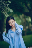 景甜迎七月夏季好清涼！穿藍(lán)色條紋襯衣笑容甜美