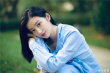 景甜迎七月夏季好清凉！穿蓝色条纹衬衣笑容甜美