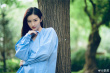 景甜迎七月夏季好清凉！穿蓝色条纹衬衣笑容甜美