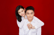 領(lǐng)證！ 何猷君奚夢(mèng)瑤曬結(jié)婚證件照 明年辦婚禮