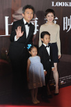 邓超一家四口合体走红毯 等等小花首合体公开亮相