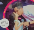 刘恺威与女儿上台献唱嘴对嘴亲吻 小糯米神似妈妈