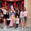 Baby与姐妹同游迪士尼 小海绵低头抠手萌态十足