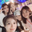 Baby与姐妹同游迪士尼 小海绵低头抠手萌态十足